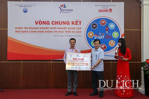 Ông Hà Văn Siêu – Phó Tổng cục trưởng TCDL, Trưởng Ban Giám khảo trao giải Nhất cho dự án Bedlinker
